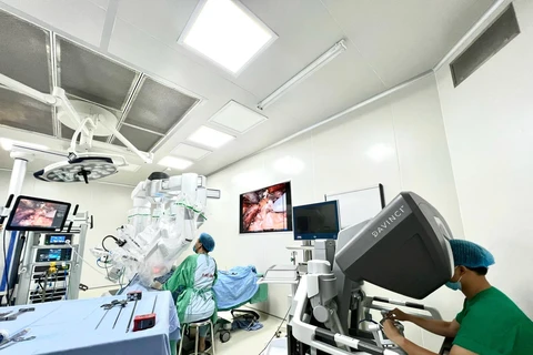Ca phẫu thuật điều trị ung thư tuyến giáp cho người bệnh bằng hệ thống Robot Davinci thế hệ Xi hiện đại nhất. (Ảnh: PV/Vietnam+)