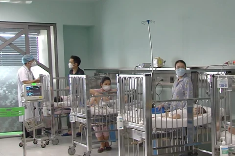 Trẻ mắc Adeno đang điều trị tại Bệnh viện Nhi Trung ương. (Ảnh: PV/Vietnam+)