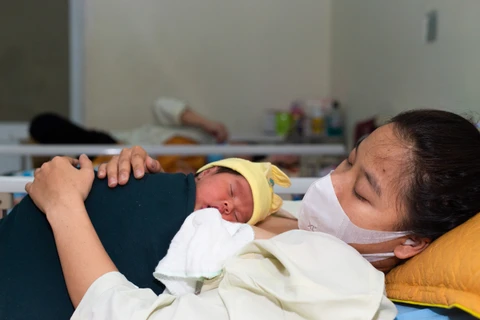 Tại các bệnh viện thực hành nuôi con bằng sữa mẹ xuất sắc, trẻ sẽ được da kề da với mẹ trong vòng 90 phút đầu tiên sau khi sinh. (Ảnh: Thương Trương/Vietnam+)
