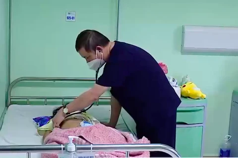 Bệnh nhân đang được các bác sĩ điều trị tại Bệnh viện Nhi Trung ương. (Ảnh: PV/Vietnam+)