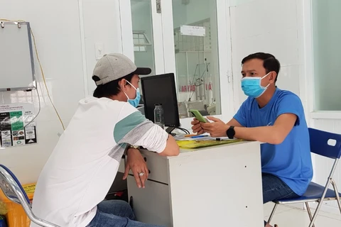 Thành viên Nhóm Tư vấn và hỗ trợ cộng đồng Bình Dương tư vấn cho những người sống chung, có nguy cơ cao hoặc bị ảnh hưởng bởi HIV. (Ảnh: PV/Vietnam+)