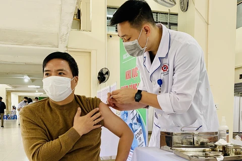 Nhân viên y tế tiêm vaccine phòng bệnh cho người dân. (Ảnh: TTXVN/Vietnam+)