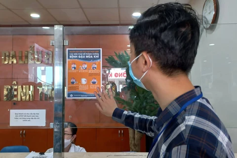 Triển khai công tác phòng chống dịch đậu mùa khỉ tại Bệnh viện Da liễu Hà Nội. (Ảnh: T.G/Vietnam+)