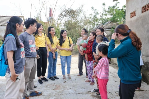 Truyền thông nhằm nâng cao năng lực chống lũ cho người dân tại thôn Hội Điền, xã Hải Phong. (Ảnh: Minh Sơn/Vietnam+)