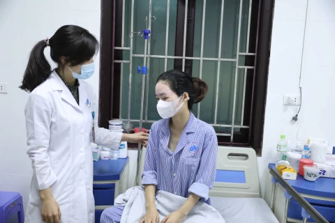 Bệnh nhân trong thời gian điều trị tại Bệnh viện Da liễu Trung ương. (Ảnh: T.G/Vietnam+)
