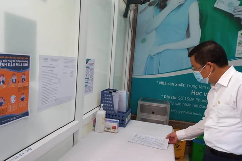Lãnh đạo Bộ Y tế đi kiểm tra công tác phòng chống bệnh đậu mùa khỉ tại Bệnh viện Da liễu Hà Nội. (Ảnh: T.G/Vietnam+)