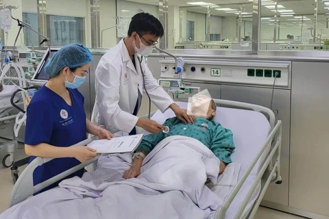 Cụ N.B.T nhập viện trong tình trạng liệt gần hoàn toàn nửa người phải, nói khó, huyết áp tăng cao. (Ảnh: PV/Vietnam+)
