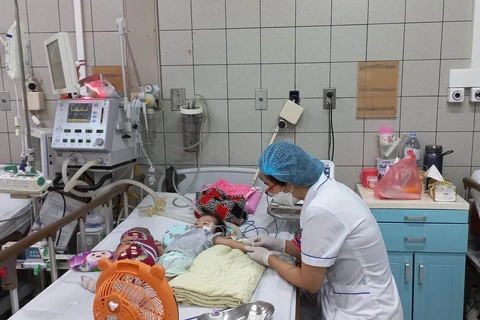 Chăm sóc, hồi sức cho trẻ mắc bệnh tại Trung tâm Nhi khoa (Bệnh viện Bạch Mai). (Ảnh: T.G/Vietnam+)