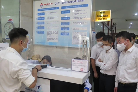 Đoàn công tác của Bảo hiểm Xã hội Việt Nam do Tổng Giám đốc Nguyễn Thế Mạnh làm Trưởng đoàn đã đến thăm và thị sát tại một số cơ sở khám chữa bệnh. (Ảnh: PV/Vietnam+)
