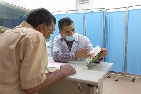 Bác sỹ tư vấn khám, điều trị cho một bệnh nhân ung thư tuyến tiền liệt. (Ảnh: PV/Vietnam+)