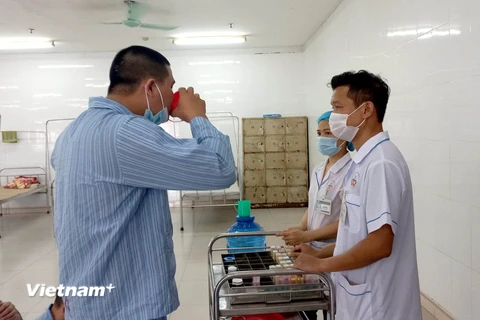 Bệnh viện Tâm thần Trung ương 1 cấp phát thuốc cho bệnh nhân. (Ảnh: PV/Vietnam+)