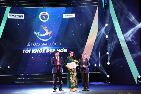 Hai Thứ trưởng Bộ Y tế trao Giải Đặc biệt cho ứng viên Trần Thị Thu Phương đến từ Quảng Ninh. (Ảnh: PV/Vietnam+)