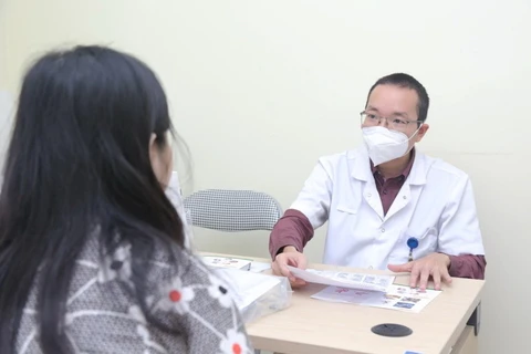 Tiến sỹ Bùi Thanh Phúc khám cho bệnh nhân. (Ảnh: PV/Vietnam+)