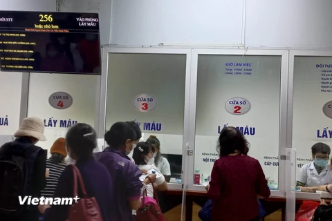 Bệnh nhân lấy máu xét nghiệm tại Bệnh viện Ung bướu Hà Nội. (Ảnh: PV/Vietnam+)