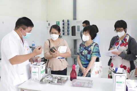 Đoàn công tác của Bộ Y tế kiểm tra và đánh giá các tiêu chí xanh sạch đẹp tại Bệnh viện Hữu Nghị Việt Tiệp. (Ảnh: PV/Vietnam+)
