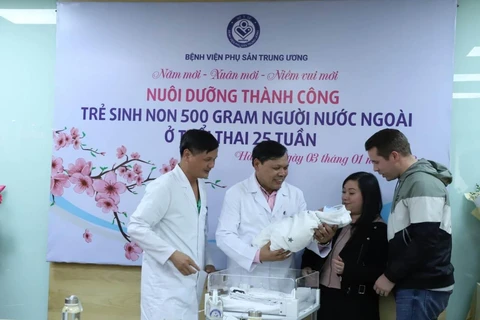 Niềm vui của các y bác sỹ và gia đình bệnh nhân khi em bé khoẻ mạnh. (Ảnh: PV/Vietnam+)