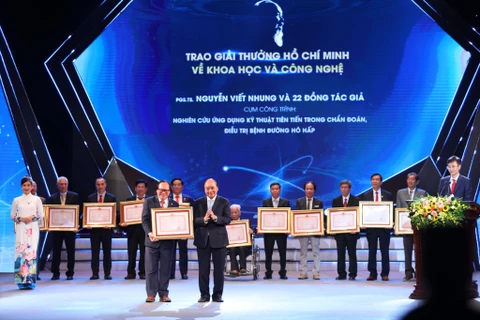 Phó giáo sư Nguyễn Viết Nhung đại diện nhóm tác giả nhận giải. (Ảnh: PV/Vietnam+)