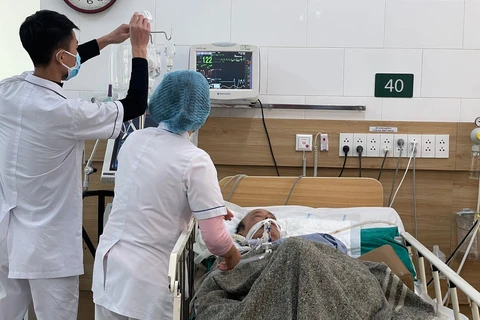 Nhân viên y tế đang theo dõi sức khoẻ cho một trường hợp ngộ độc rượu tại Trung tâm Chống độc, Bệnh viện Bạch Mai. (Ảnh: PV/Vietnam+)
