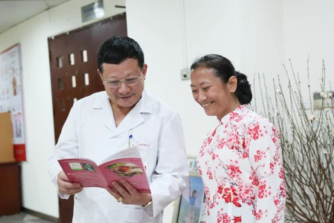 Chị Nguyễn Thị Vinh và Tiến sỹ Vũ Đức Bình tại Viện Huyết học-Truyền máu Trung ương. (Ảnh: PV/Vietnam+)