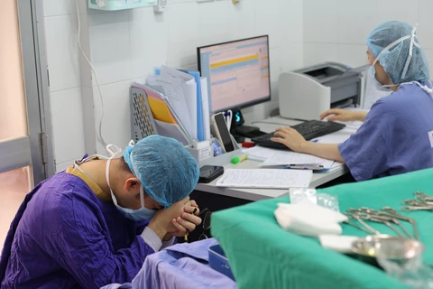 Sự nhọc nhằn của các y bác sỹ sau một ca phẫu thuật. (Ảnh: PV/Vietnam+)