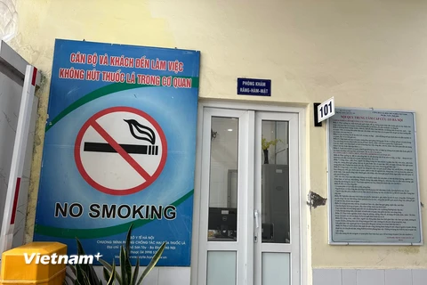 Phong trào không hút thuốc lá ở nơi làm việc được nhiều đơn vị hưởng ứng trong những năm gần đây. (Ảnh: PV/Vietnam+)