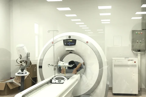 Kiểm tra sức khỏe cho bệnh nhân bằng các máy công nghệ cao. (Ảnh: PV/Vietnam+)