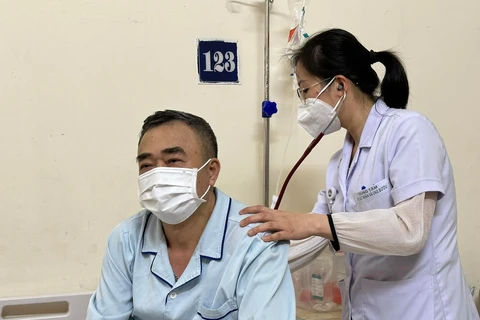 Bác sỹ tại Trung tâm Y học hạt nhân và Ung bướu (Bệnh viện Bạch Mai) khám cho một bệnh nhân mắc ung thư phổi. (Ảnh: T.G/Vietnam+)