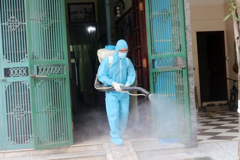 Phun hóa chất diệt muỗi phòng, chống sốt xuất huyết. (Ảnh: Nguyễn Chinh/TTXVN)
