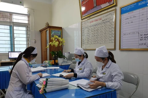 Nhân viên y tế làm việc tại một Trung tâm y tế tuyến huyện của tỉnh Thanh Hóa. (Ảnh: T.G/Vietnam+)
