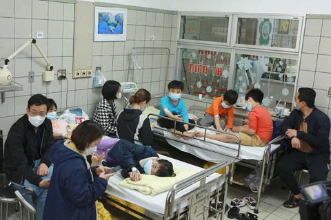 Bệnh viện Bạch Mai đã tiếp nhận cấp cứu 38 trường hợp bệnh nhi nghi ngộ độc thức ăn. (Ảnh: PV/Vietnam+)