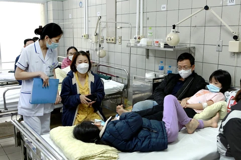 Học sinh bị ngộ độc thực phẩm khi điều trị tại Bệnh viện Bạch Mai. (Ảnh: PV/Vietnam+)