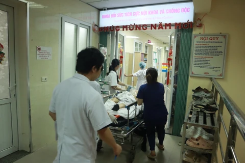 Nạn nhân được chuyển vào bệnh viện cấp cứu. (Ảnh: PV/Vietnam+)