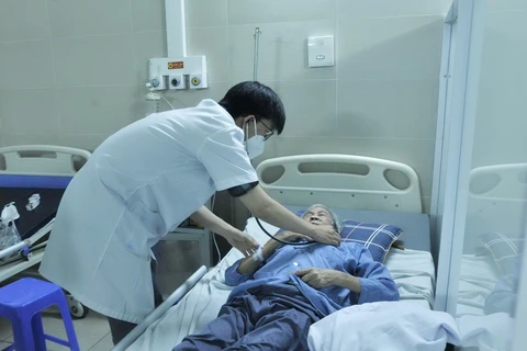 Bệnh nhân mắc COVID-19 đang được điều trị tại Bệnh viện Thanh Nhàn. (Ảnh: PV/Vietnam+)