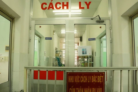 Giám sát hoạt động cách ly, điều trị bệnh nhân COVID-19 tại Khoa Bệnh Nhiệt đới, Bệnh viện Chợ Rẫy Thành phố Hồ Chí Minh. (Ảnh: Đinh Hằng/TTXVN)