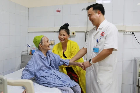 Các bác sỹ thực hiện ca phẫu thuật thay khớp háng nhân tạo thành công cho cụ bà 107 tuổi. (Ảnh: PV/Vietnam+)