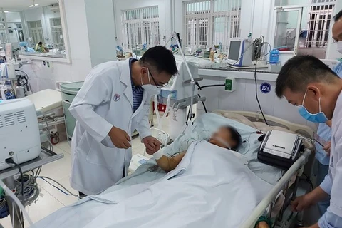 Các bác sỹ Bệnh viện Chợ Rẫy hỗ trợ điều trị cho các Bệnh nhân ngộ độc Botulinum tại Bệnh viện Đa khoa Khu vực Bắc Quảng Nam. (Ảnh: TTXVN)