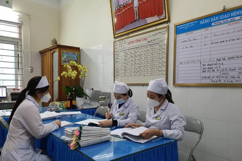 Nhân viên y tế tại tuyến y tế cơ sở. (Ảnh: Thùy Giang/Vietnam+)