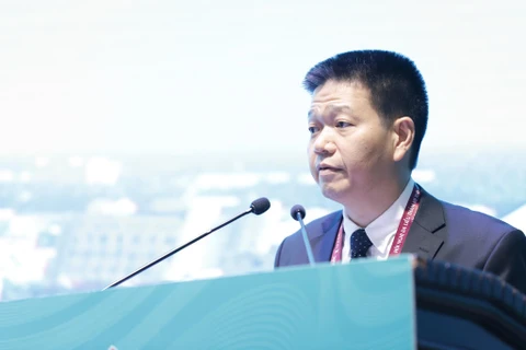 Phó giáo sư Lê Hữu Doanh - Giám đốc Bệnh viện Da liễu Trung ương chia sẻ tại hội nghị. (Ảnh: PV/Vietnam+)