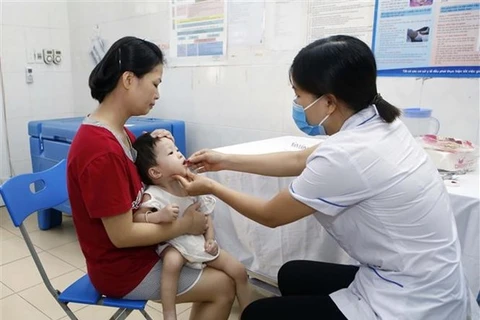 Trẻ em từ 6-36 tháng tuổi uống vitamin A tại Trung tâm Y tế huyện Văn Giang, Hưng Yên. (Ảnh: Phạm Kiên/TTXVN)