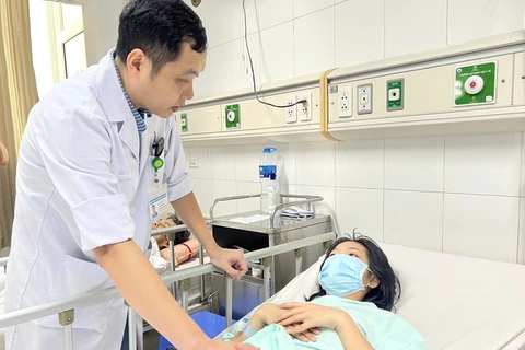 Bác sỹ thăm khám cho bệnh nhân sau phẫu thuật. (Ảnh: PV/Vietnam+)
