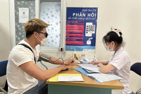 Nhân viên y tế tư vấn về công tác phòng chống HIV/AIDS tại Hà Nội. (Ảnh: Thùy Giang/Vietnam+)
