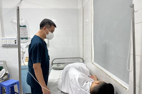 Tiến sỹ Nguyễn Trung Nguyên khám, theo dõi sức khỏe cho bệnh nhân N.H.Đ, 17 tuổi (ở Phú Thọ). (Ảnh: Thùy Giang/Vietnam+)