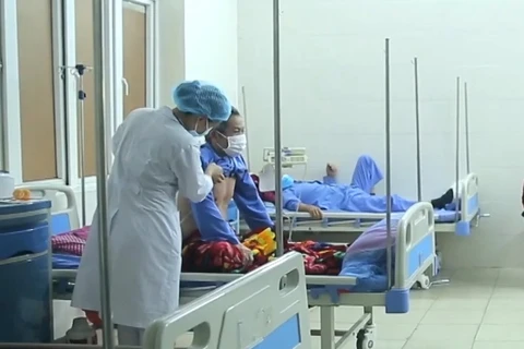 Bác sỹ khám cho bệnh nhân mắc lao tại Bệnh viện Phổi Trung ương. (Ảnh: PV/Vietnam+)