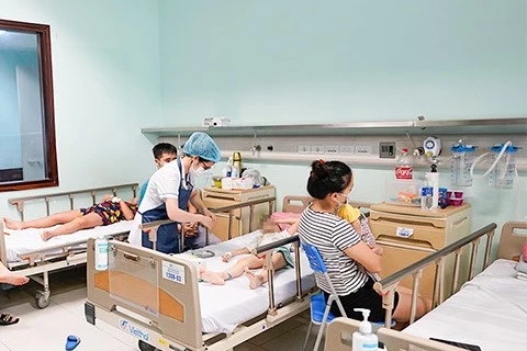 Nhân viên y tế tại Bệnh viện Nhi Trung ương chăm sóc cho trẻ mắc bệnh truyền nhiễm. (Ảnh: PV/Vietnam+)