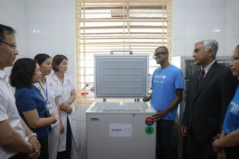 Chuyển giao 590 tủ lạnh bảo quản vaccine cho Bộ Y tế. (Ảnh: PV/Vietnam+)