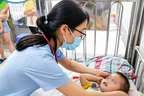 Trẻ mắc bệnh tay chân miệng điều trị tại Bệnh viện Nhi Trung ương. (Ảnh: PV/Vietnam+)
