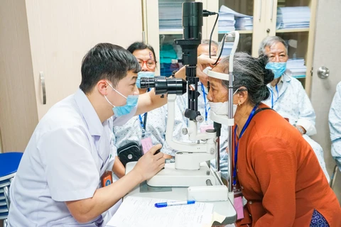 Qua chương trình, người cao tuổi được bác sỹ thăm khám và hướng dẫn cách chăm sóc để có đôi mắt khỏe và hạn chế thấp nhất các bệnh về mắt. (Ảnh: PV/Vietnam+)