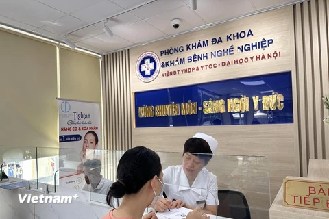 Người dân đến khám tại Phòng khám Đa khoa và Khám bệnh nghề nghiệp tại địa chỉ 35 Lê Văn Thiêm, Thanh Xuân Hà Nội. (Ảnh: T.G/Vietnam+)