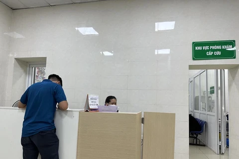 Người bệnh đến khám tại một cơ sở y tế tại Hà Nội. (Ảnh: T.G/Vietnam+)