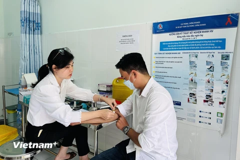 Lấy mẫu máu xét nghiệm HIV cho một bệnh nhân tại Trung tâm Kiểm soát bệnh tật tỉnh Kiên Giang. (Ảnh: Thùy Giang/Vietnam+)